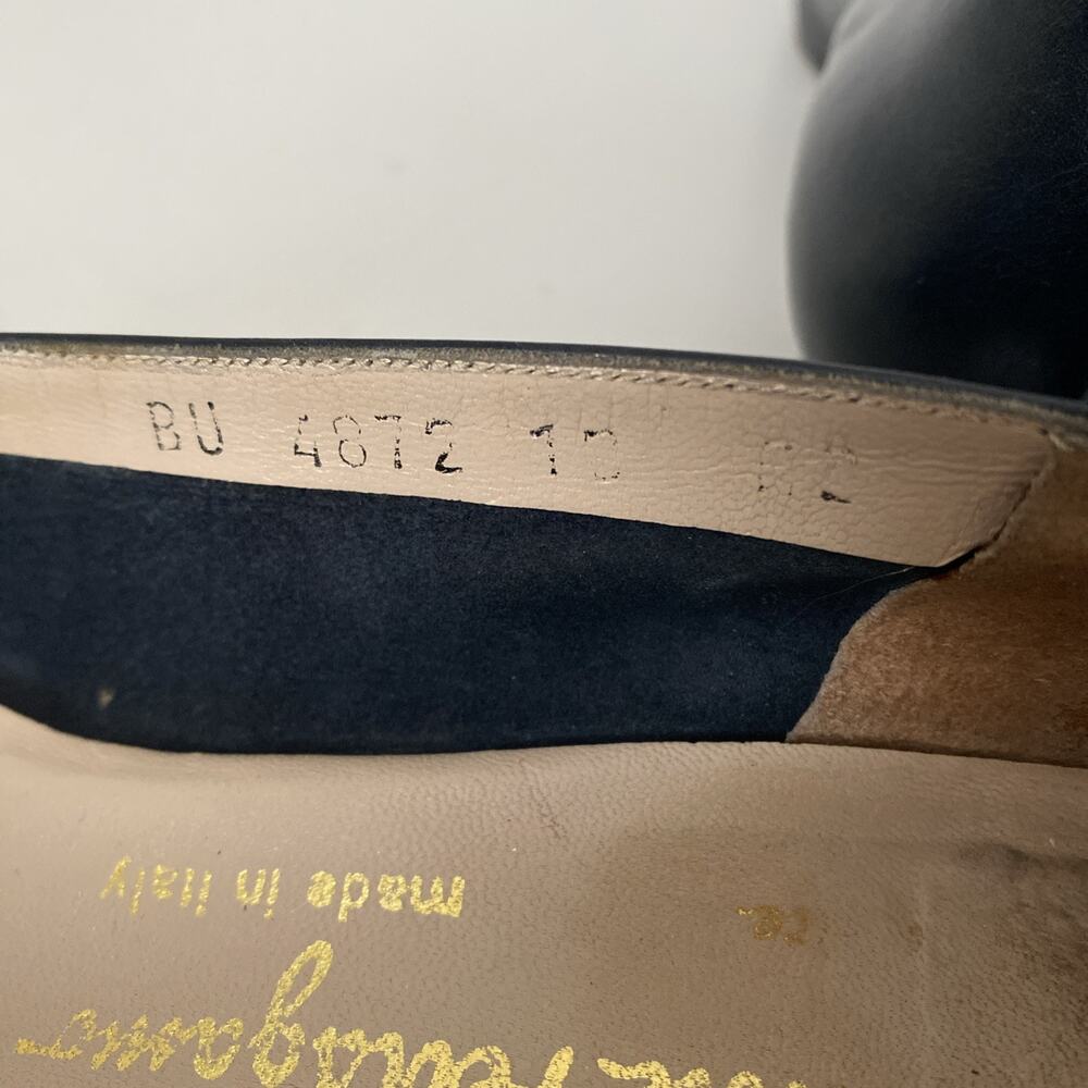 Salvatore Ferragamo Vara Pump Navy Blue Black Gold Logo Bow Low Heel 10 A2 - Picture 11 of 13